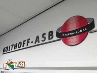 Binnen reclame logo en letters in vorm gesneden